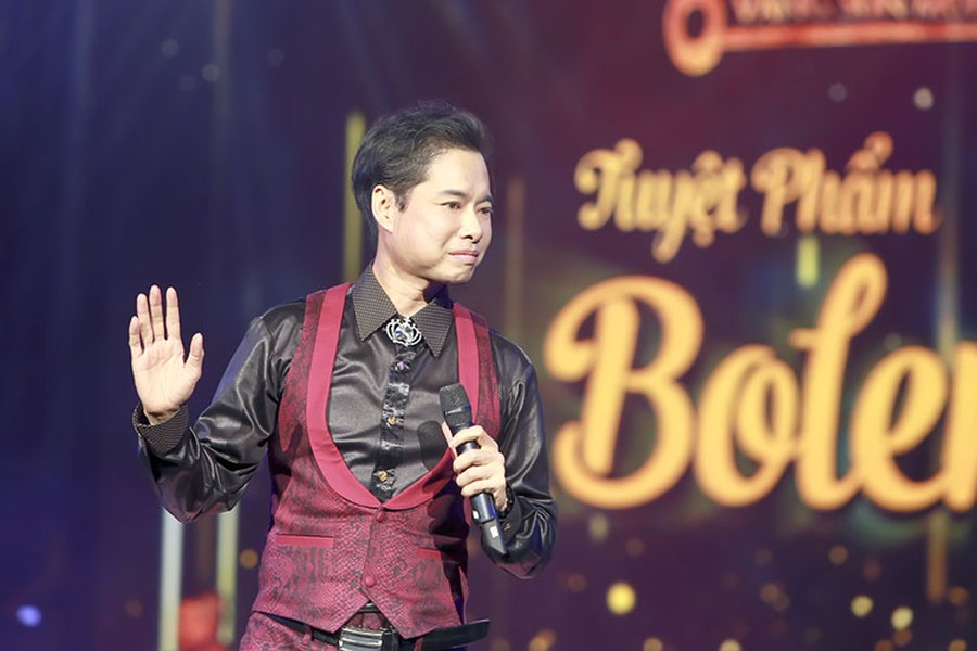 Tối 5/6, đêm “Tuyệt phẩm Bolero” thuộc chuỗi chương trình “Vàng son một thuở” đã diễn ra tại Nhà hát lớn Hà Nội. Mặc dù không quá đầu tư vào sự xuất hiện của các ngôi sao ăn khách trong dòng nhạc Bolero như nhiều chương trình khác nhưng đêm nhạc vẫn thành công ngoài mong đợi khi kín đến 95% ghế.